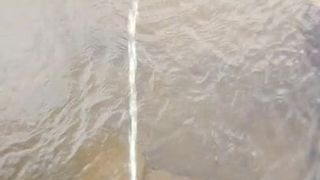 Pissen in den Fluss
