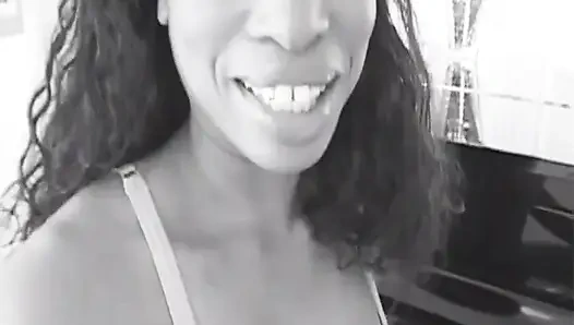 Красивую чернокожую крошку трахнули и кончили на лицо большим черным членом