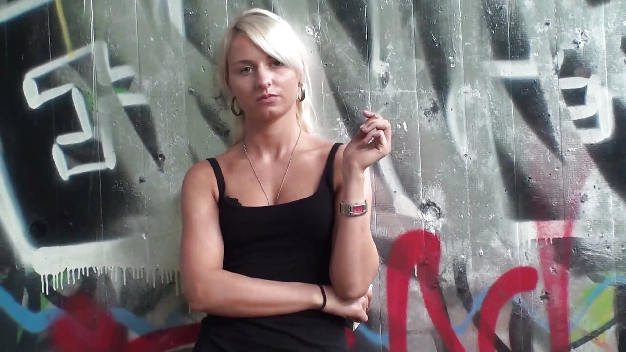 Smuk blond teenager der ryger en cigaret udendørs