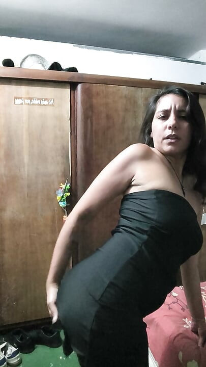 Sexy Venezolaanse vrouw trekt zich helemaal uit en toont haar prachtige lichaam