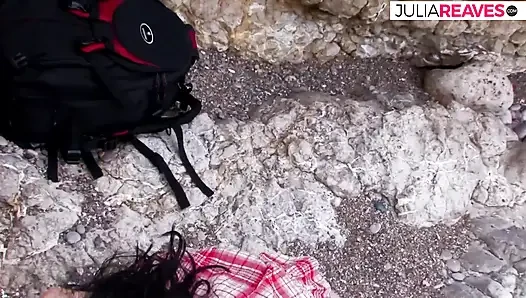 Ateşli kız büyük bir yarak amını kayaların yanında iterken eğiliyor