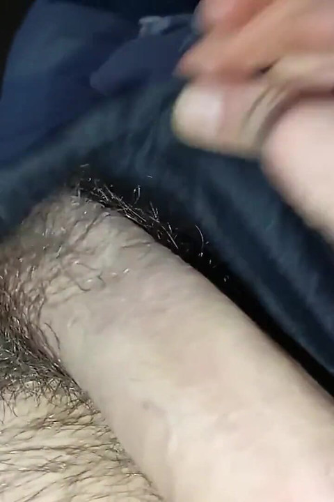 Twink apne achchhe vishaal sakht land ka hastamaithun karti hai aur uske pet par viry nikaalti hai