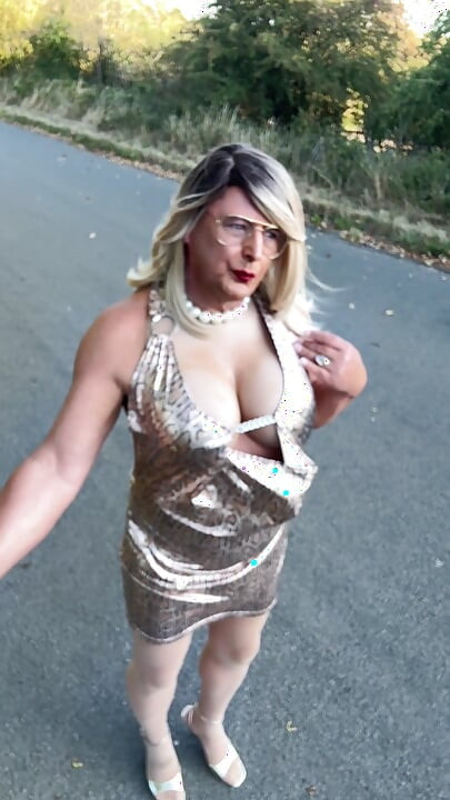 穿着金色闪亮的动物印花连衣裙和连裤袜高跟鞋的性感 Crossdresser kellycd2022