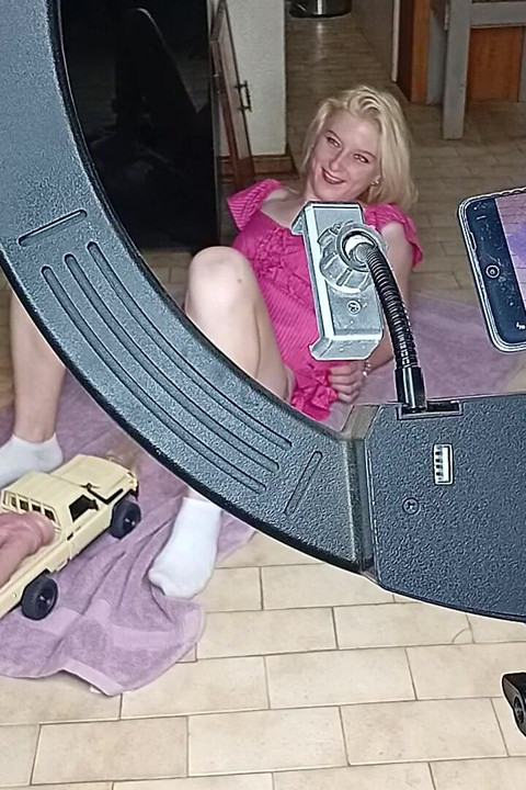 大学生がRCカーでアソコを犯される