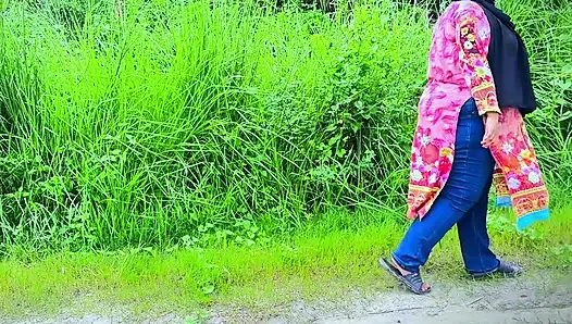 Большая задница, горячая красивая мусульманская девушка занимается сексом в влоге на курорте в джунглях