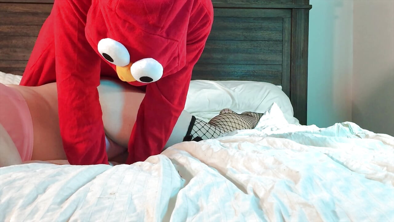 Elmo el salvaje dando equipaje de chica trans