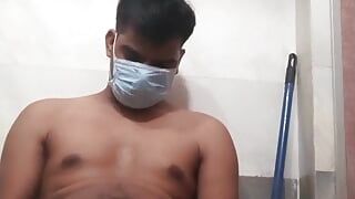 Desi Indische man met grote pik masturbeert