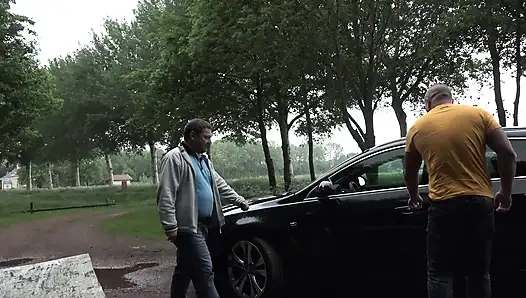 Sarışın iki yarağı emiyor ve sonra çalılara boşalmak için sikiliyor