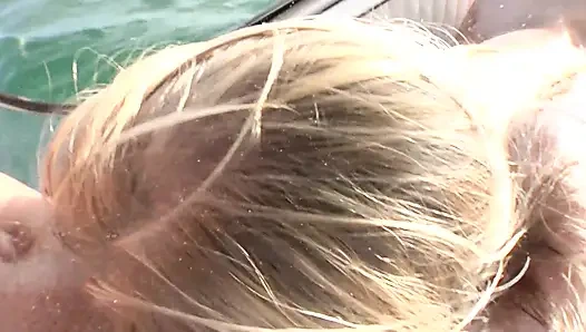 Юная блондинка жадно сосет жесткий член