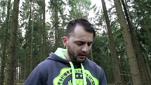 Ngentot cewek bertato di hutan liar di luar ruangan