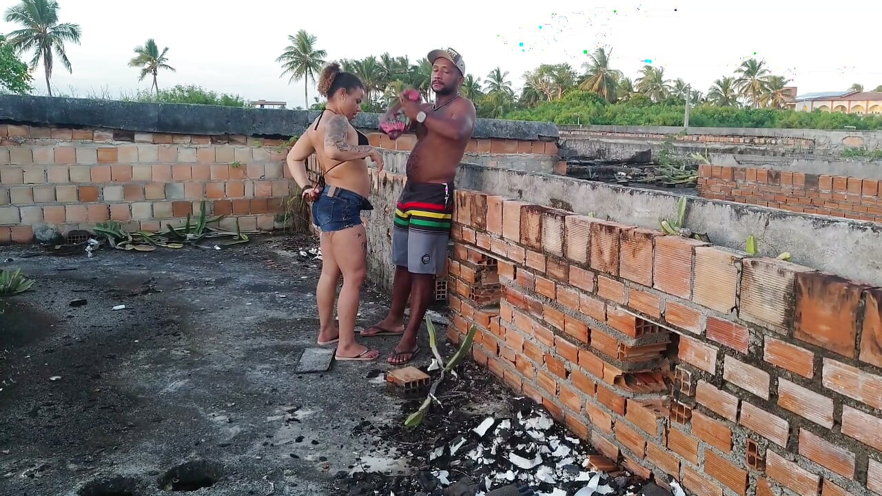 FODA EM CONSTRUCAO ABANDONADA QUANDO FOI FAZER XIXI