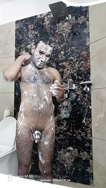 Indijski dječak iz Rajasthane tušira se s susjedovim ujakom i živim prijateljima