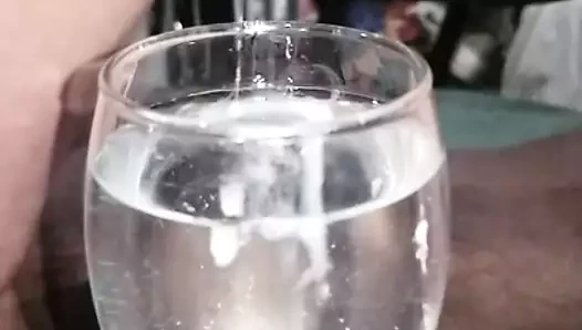 slomo cum içinde bardak su