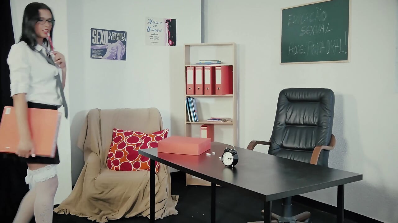 Nestašna studentica uhvaćena od strane učitelja