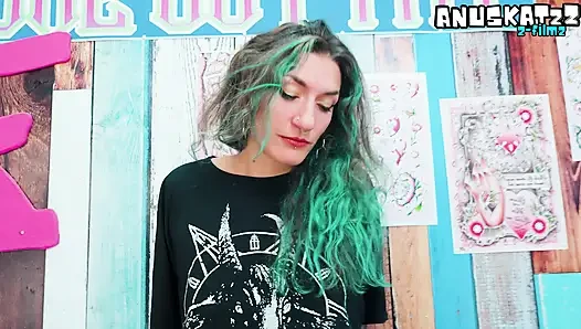 Dövme seansı sırasında anal üçlü seks