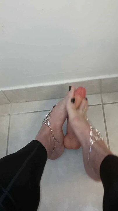 Sissyboy CD Giving Footjob