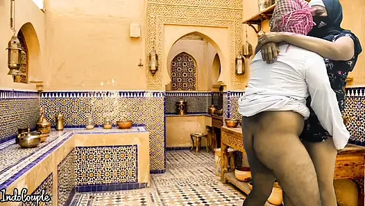 Suudi koca ve İranlı evli kadın mutfakta