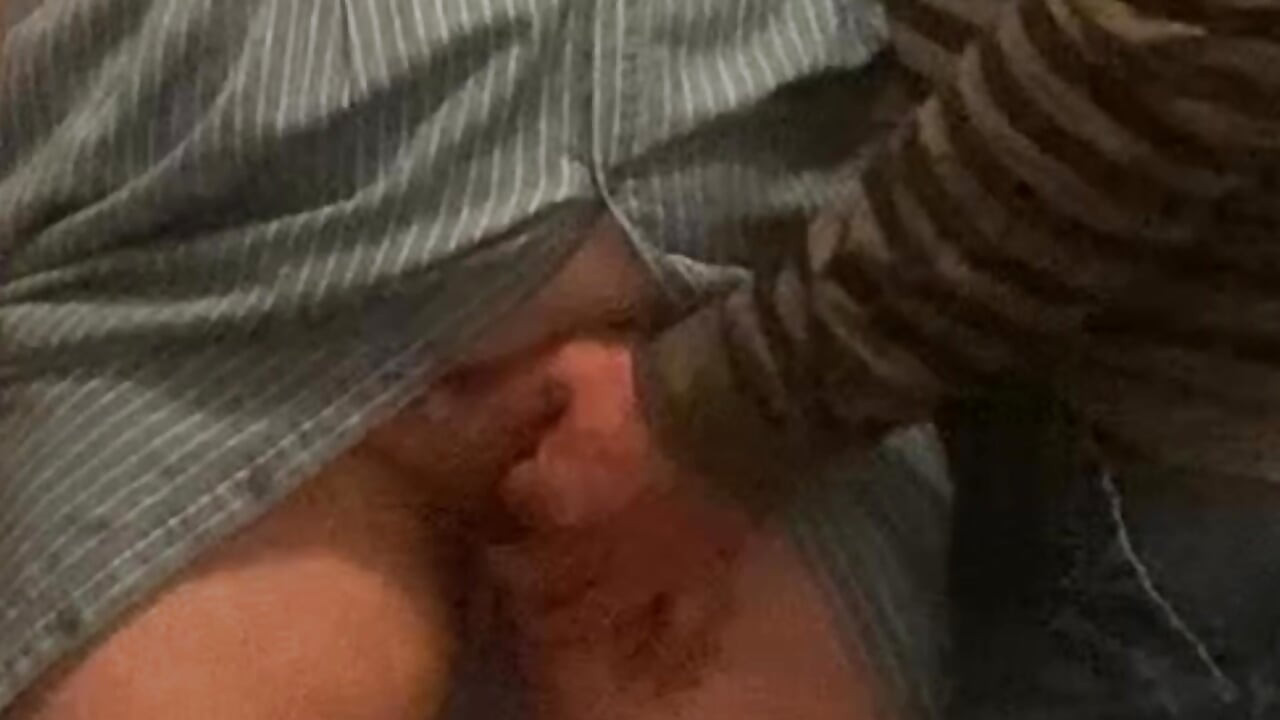 Aleatório velho estranho dedilhando menina puta em público