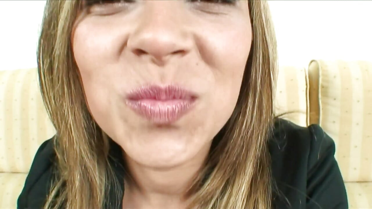 การยัดตูดครั้งแรกของ Sara May ด้วยน้ําเงี่ยนแฉะสุดฮอต