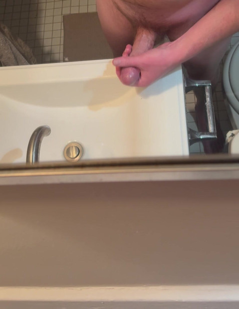 バスルームの洗面台でオナニーと射精