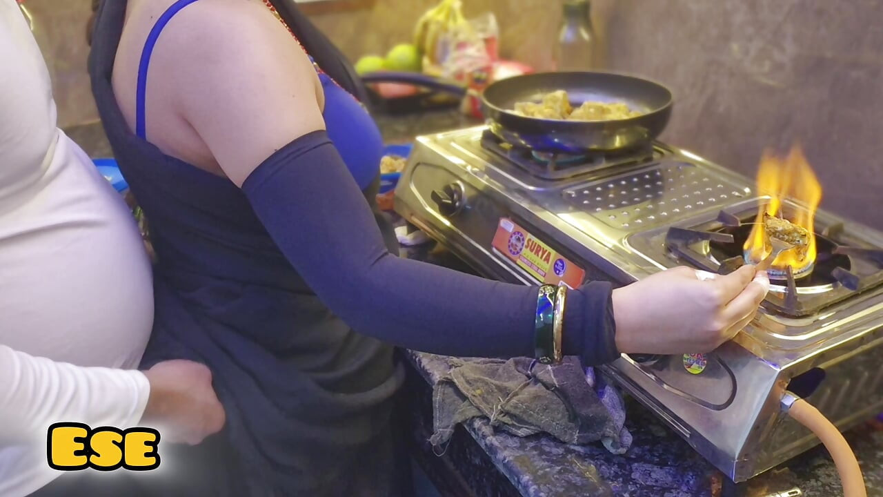 Chachi Ki Jabardast Chudai Kari Kitchen mein Jab wo khana Bnarahi thi..