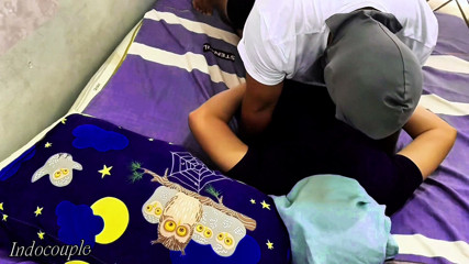 Panti pijat sensual sama gadis seksi dengan rok mini kebaya lagi asik pijat