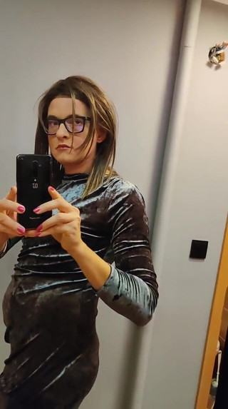 Walking in New Apartment in Sexy Outfit thumbnail
