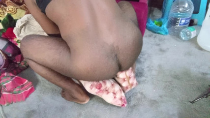 A woman kept looking at my penis, causing it to become completely tense; The bulge can be seen through my underwear. He then asked for my number,