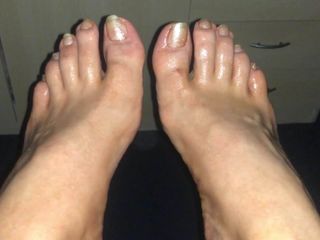 Oiled glittery Feet