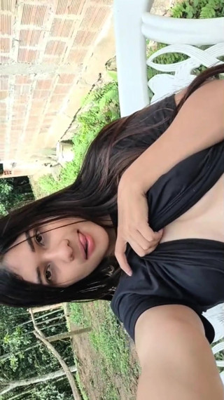 PORN ACTRESS YULIETHGOMEZ MASTURBATES OUTDOORS AND SHOWS HER TITS