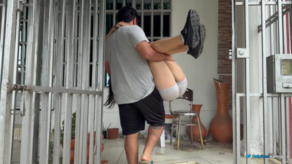 My neighbor had an accident, I help her, I inject my cock and she cums in spurts!