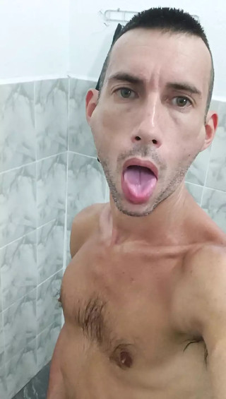 I jerk off on ketamine in a hostel'restroom