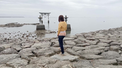 Outdoor Exposure in Ultra-low-rise Jeans