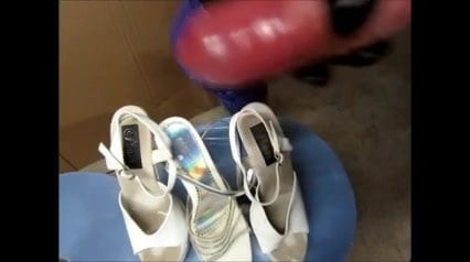 geile stiefelnutte fickt und spritzt auf plateau high heels