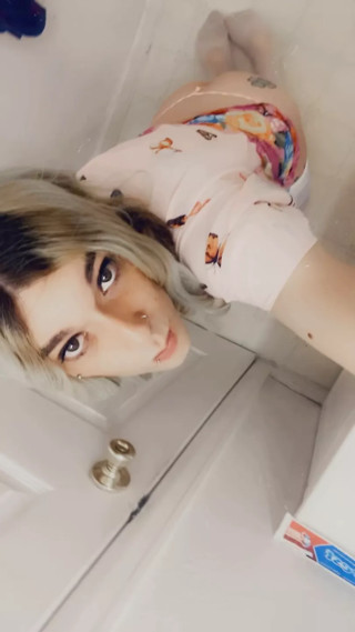 Kimono Kiss Babe Wants Cock thumbnail