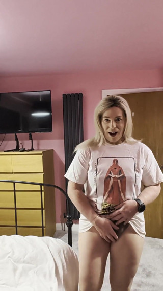 Casual Nikki Relaxes on the Bed, with Big Cum! thumbnail