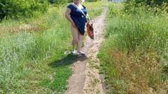 A fat woman walks through the park shows her ass and masturbates