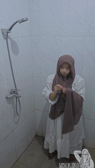 Hijab College Girl Take A Shower and Fucked by Landlord