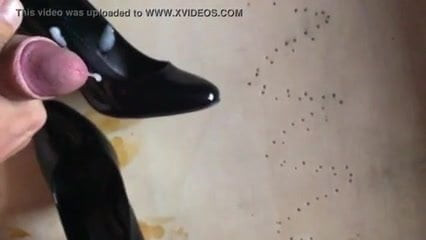 Cum on Shoes-einer Kundin in ihre geilen Pumps gespritzt
