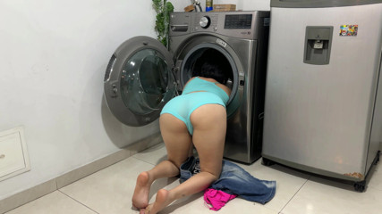 Mi Hermanastra Queda Atorada En La Lavadora, Me Pongo Caliente Viendo Su Rico Culo Y Termino Metiendole Mi Rica Verga.