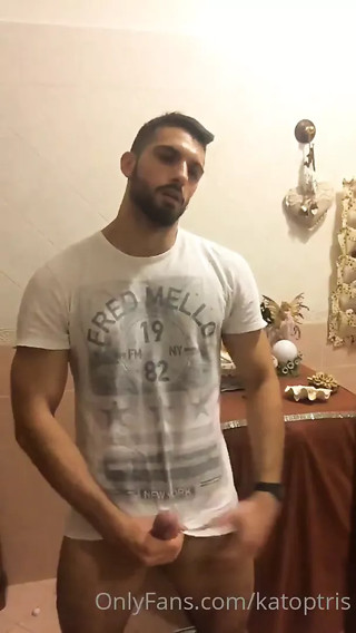 Handsome Englishman cums