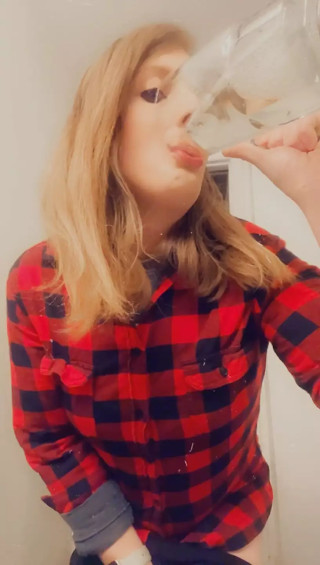 Shemale Trying Her Own Piss