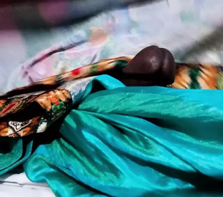 Handjob with mom&rsquo;s green satin silky suit salwar(07)