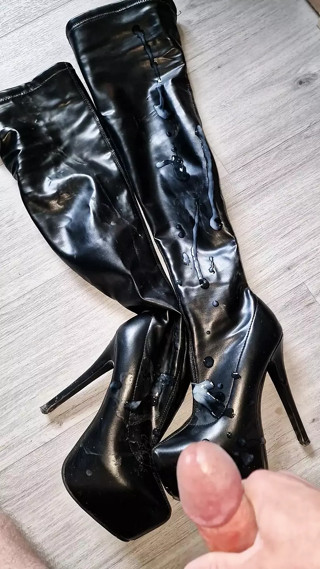Cumshot on sexy Plateau Overknee Boots
