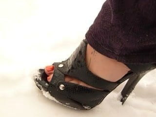 babysitter feet and snow