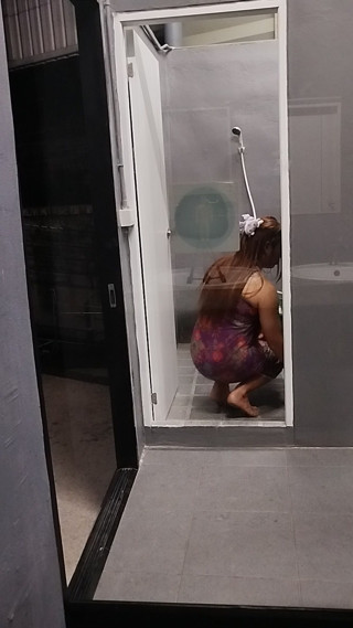 FN120 The bathroom door of happiness