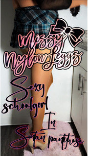 MissyNylonLeggs - Sexxxy Schoolgirl in Suntan Pantyhose & High Heels 💋