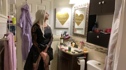 Emo Crossdresser Puts on Buttplug and Jerks off