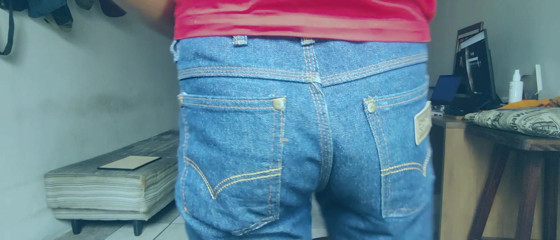 Smoking in Jeans