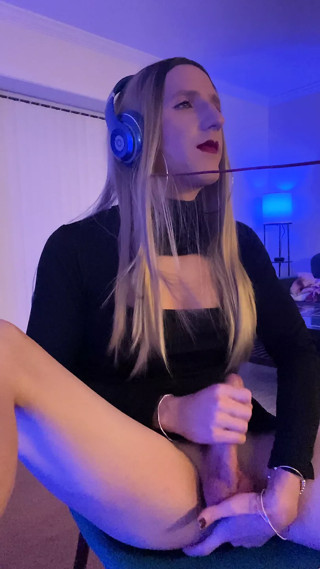 Crossdressing Gamer Jerks Off